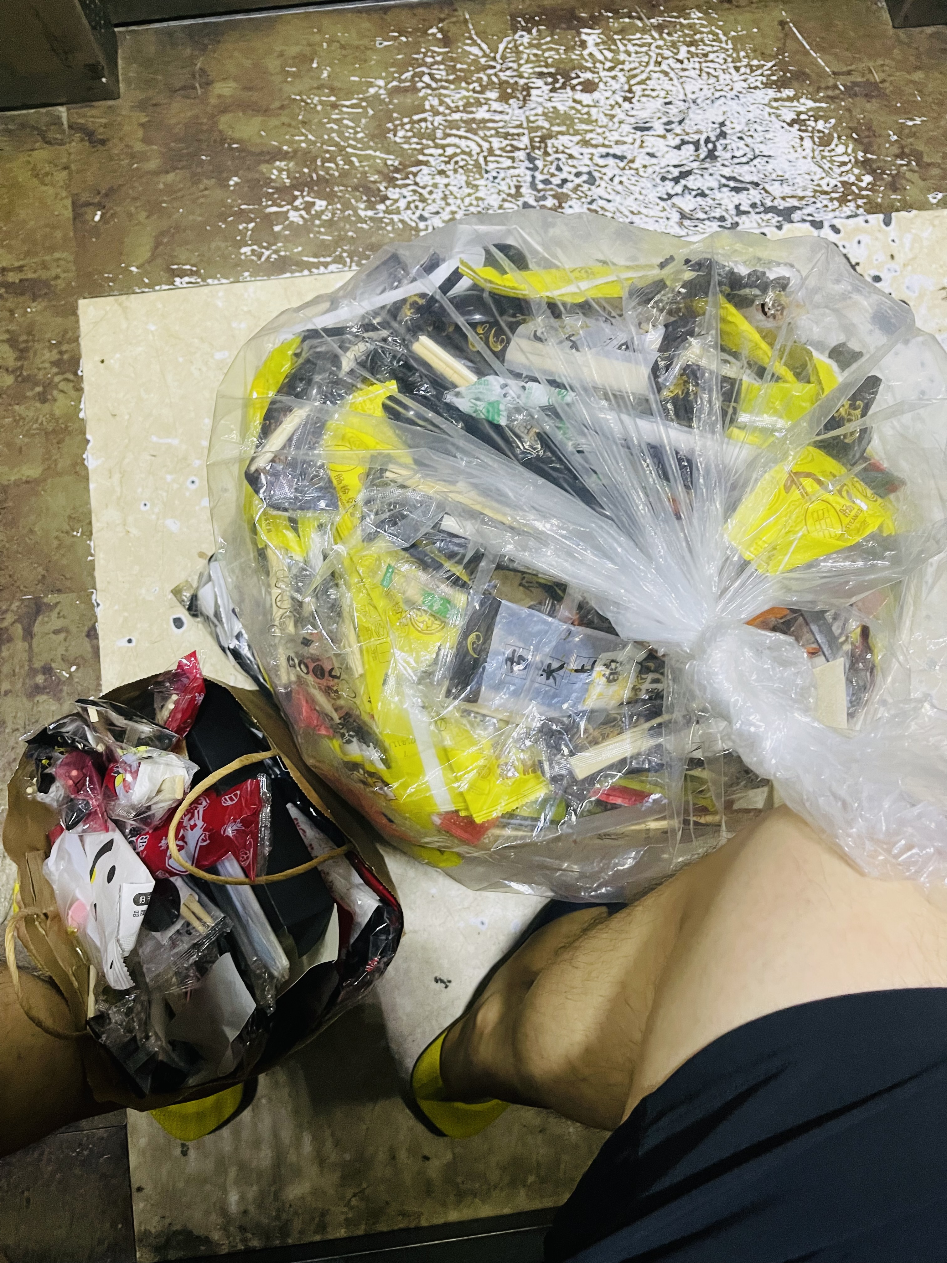 饿了么一次没有抢过 每天吃霸王餐 今天扔了14斤一次性筷子