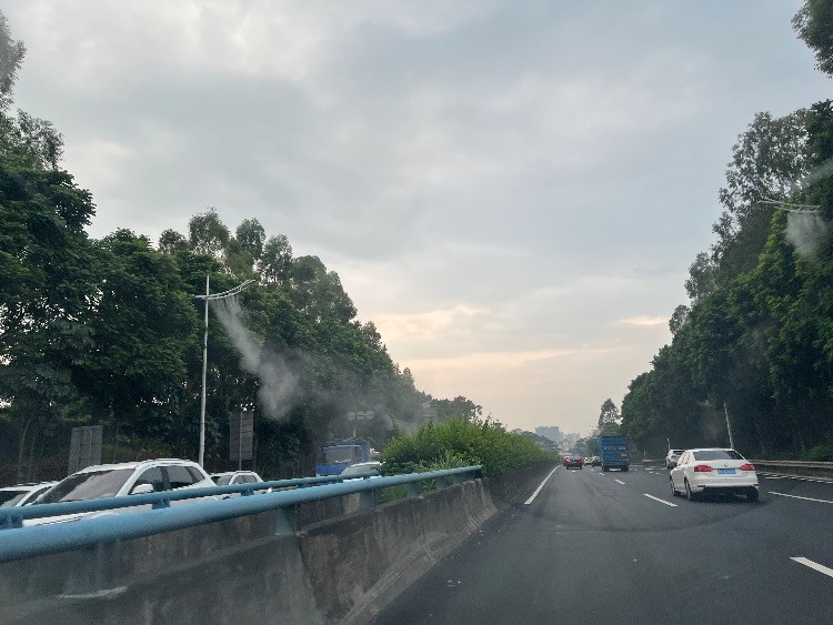 东莞高大上的路灯可以喷雾，这是干嘛的 - kkkkn团