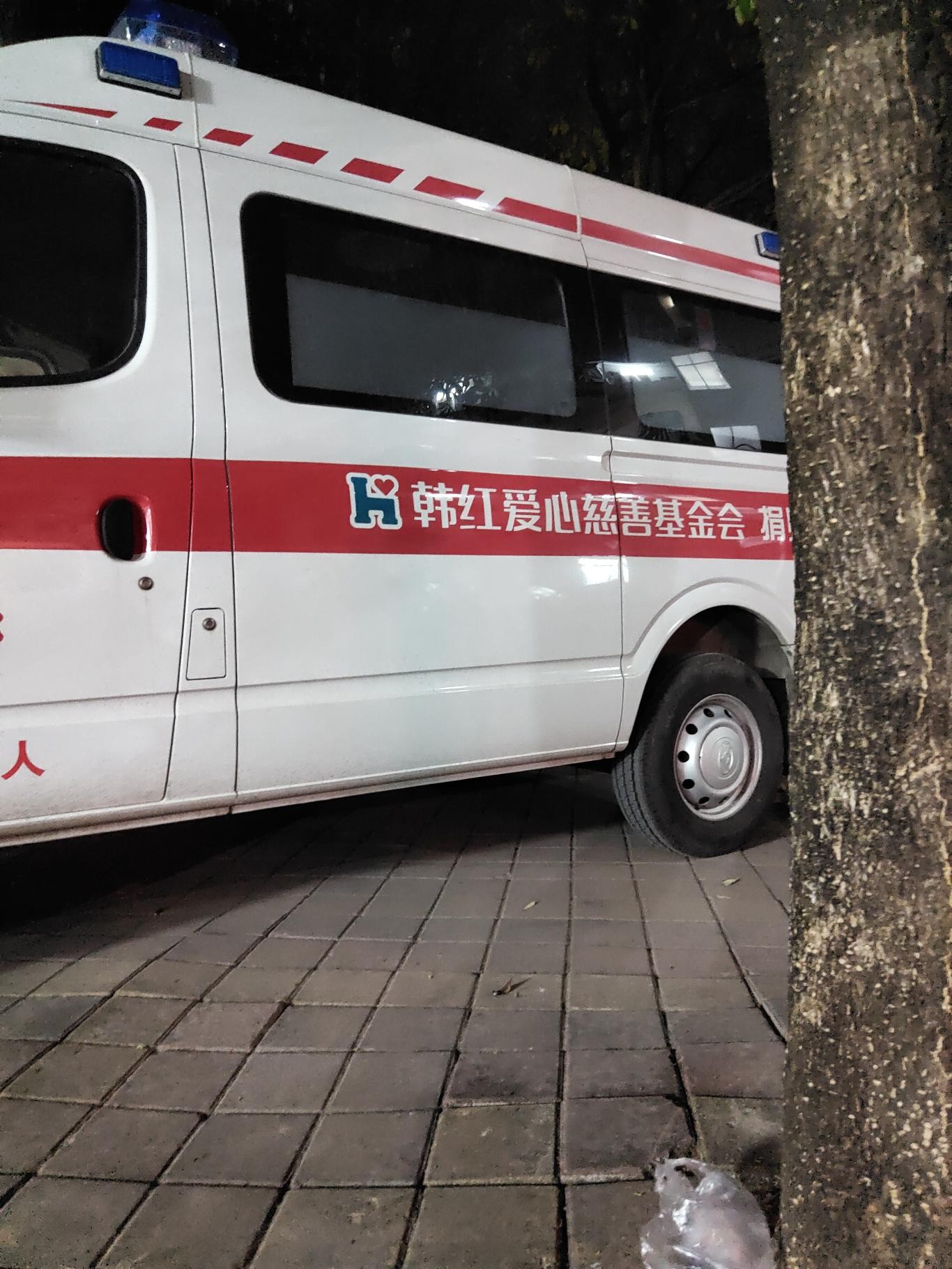 在24线都打不着北的小镇-看到韩红爱心基金会捐赠的救护车