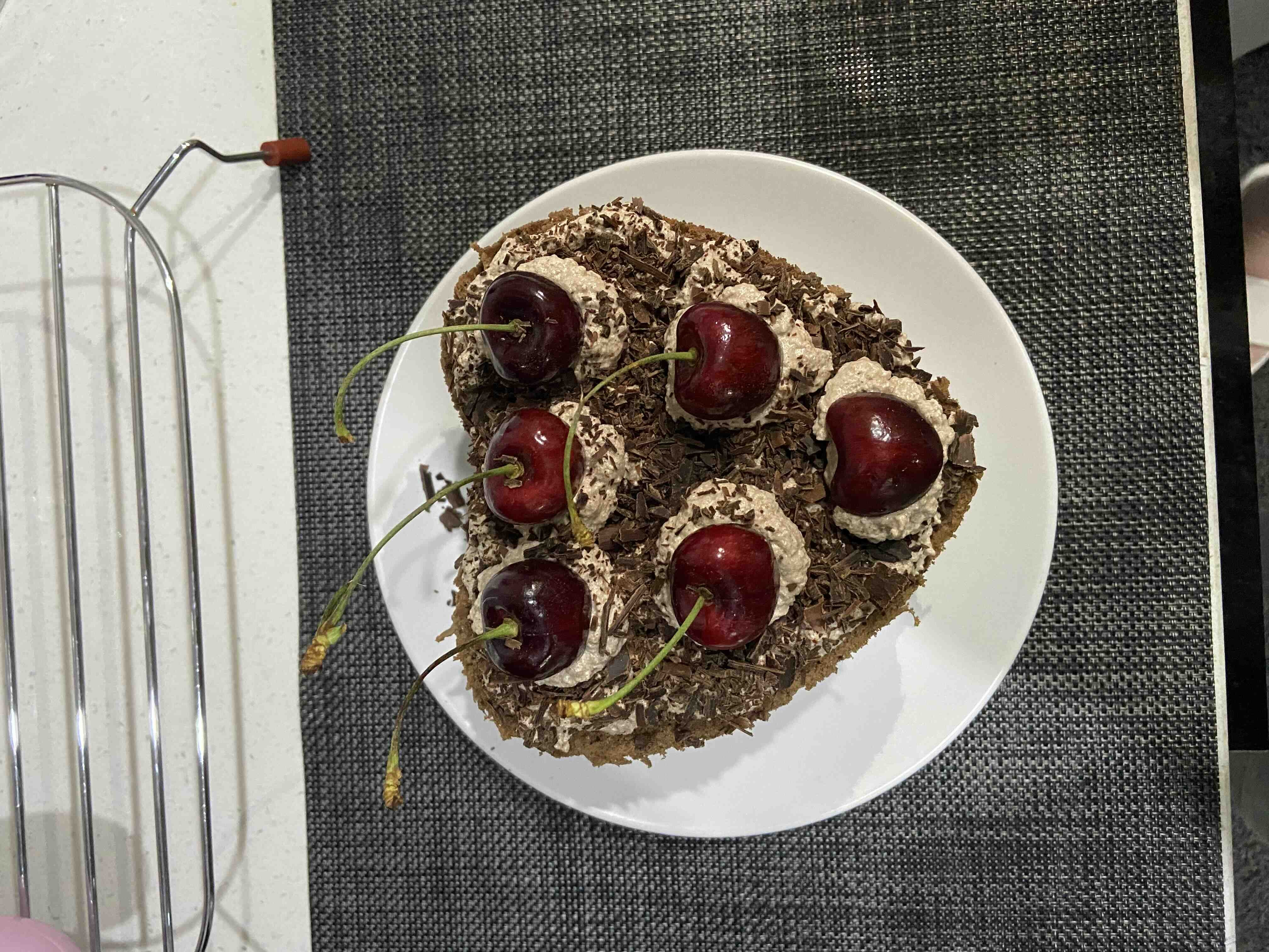 车厘子巧克力蛋糕做好了-惠小助(52huixz.com)