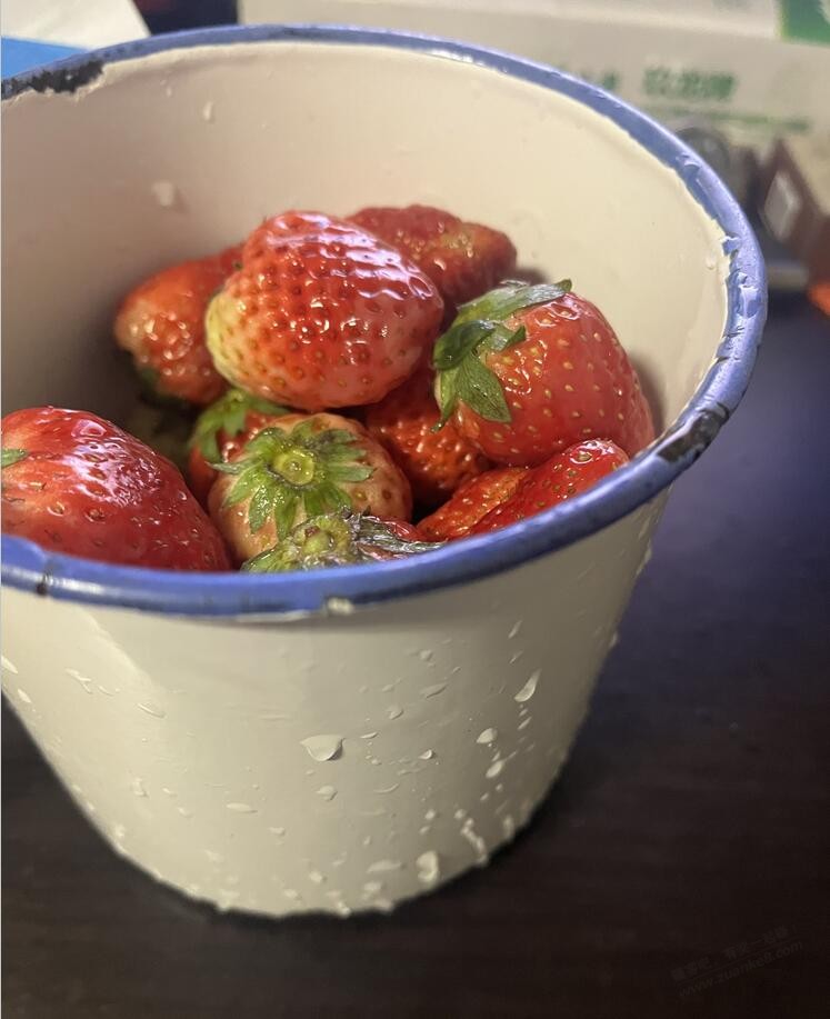 下雨捡漏了1块多一斤的草莓