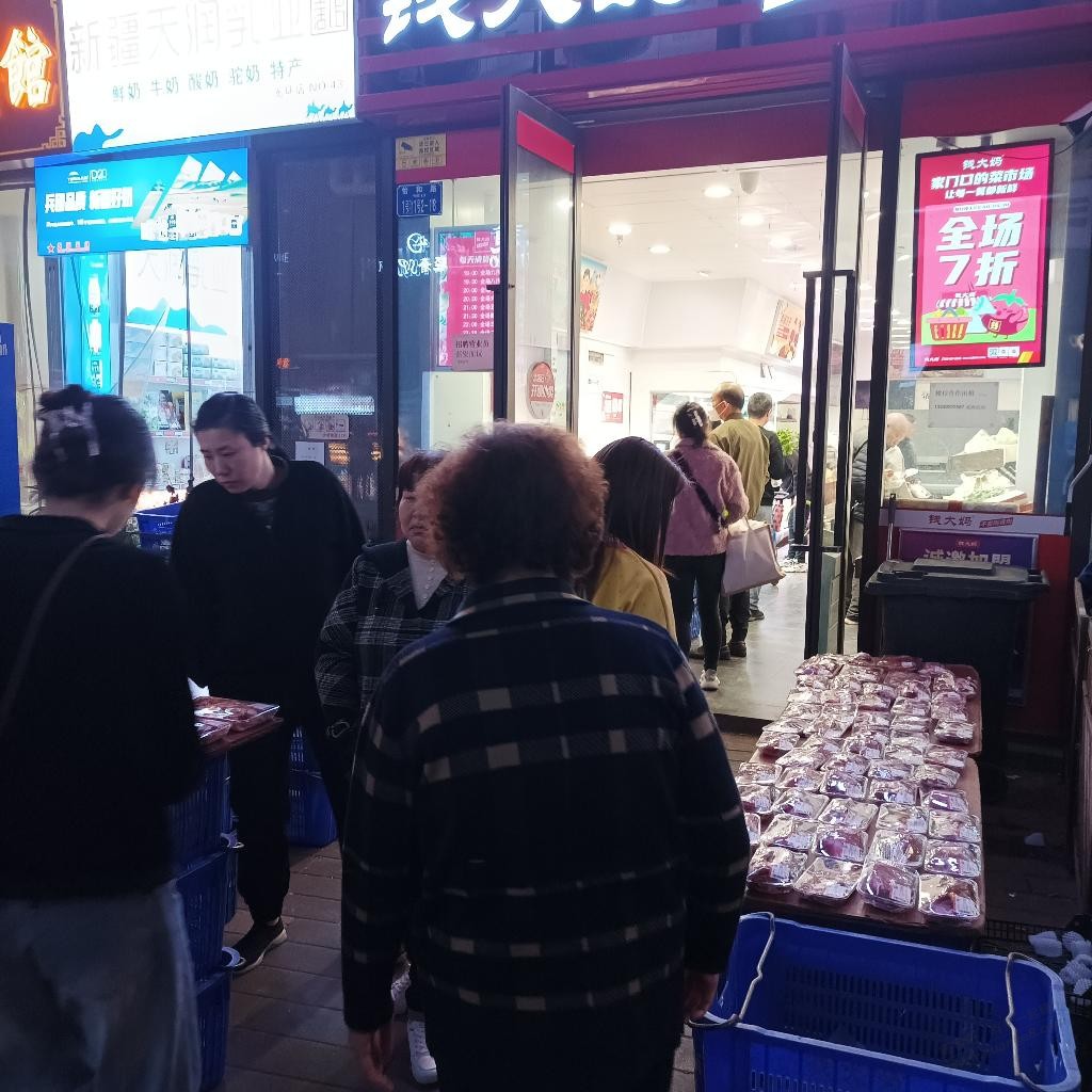 心酸!网友未来缩影!邻居嬢嬢天天从晚7:30坐到晚9点为钱大妈打5折。-惠小助(52huixz.com)