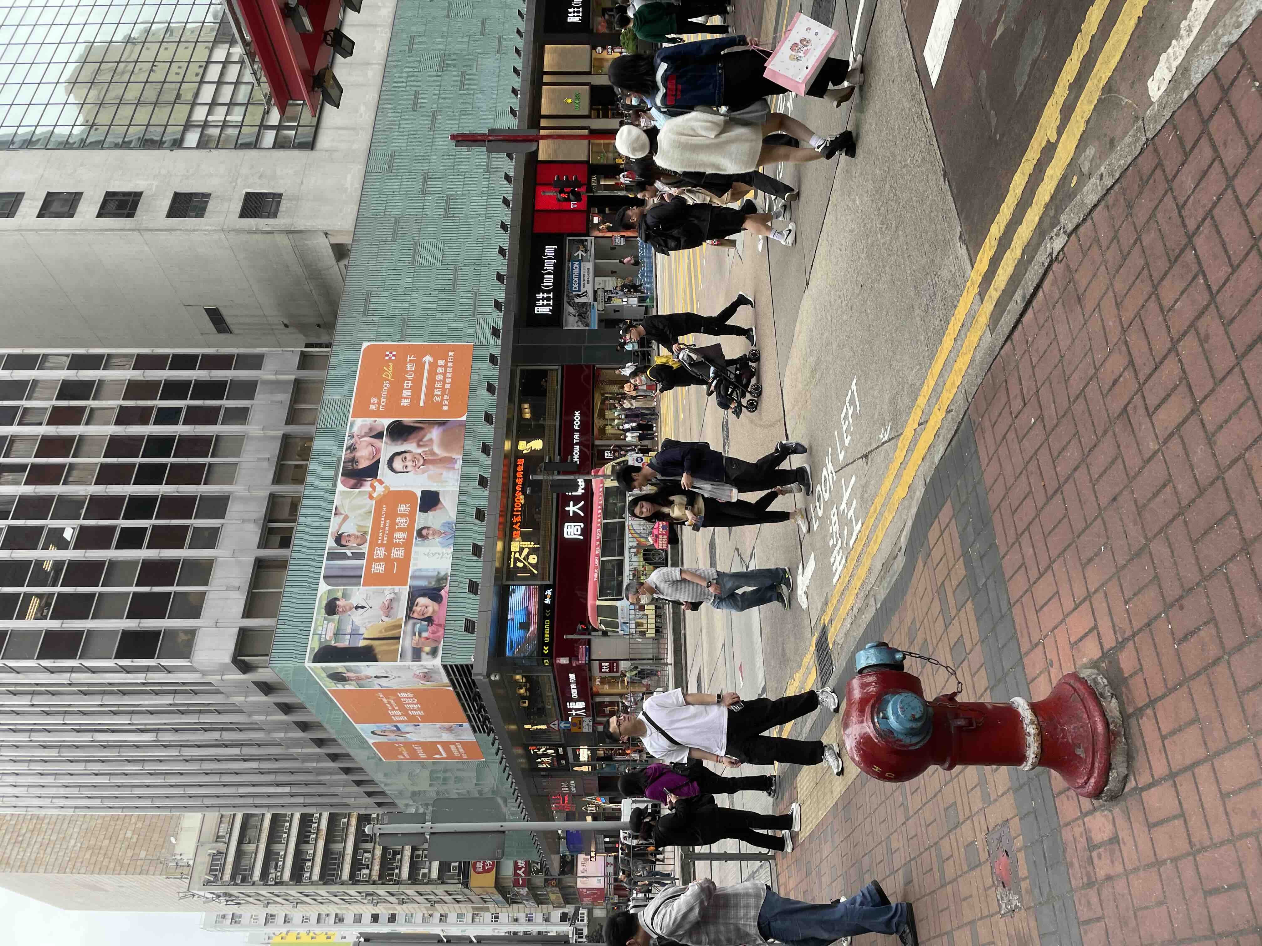 香港大街上好多穿短袖的（如图）