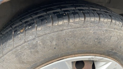 发现轮胎已经用了8年了 开裂了。干净换了。-惠小助(52huixz.com)