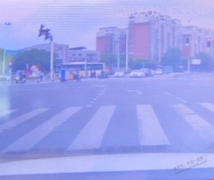 尴尬 貌似左转闯红灯 吧友们分析下 - 线报迷
