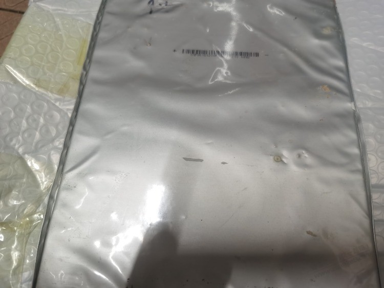 见多识广的吧友们，锂电池表面这些颗粒是什么，有影响吗？ - 线报迷