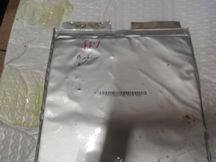 见多识广的吧友们，锂电池表面这些颗粒是什么，有影响吗？ - 线报迷