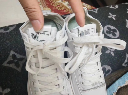 求助！唯品会2月份买的鞋大面积掉皮了怎么搞？ - 线报迷
