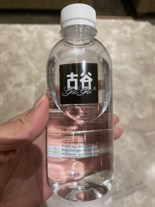 机场贵宾厅的古谷矿泉水显示高端定制，京东搜了一下超级贵 - 线报酷