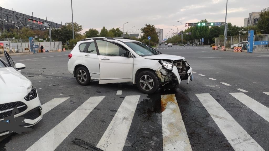 道路千万条，安全第一条。开车需要谨慎，哪怕是绿灯也一样。人没事气囊全部爆了。 - 线报酷