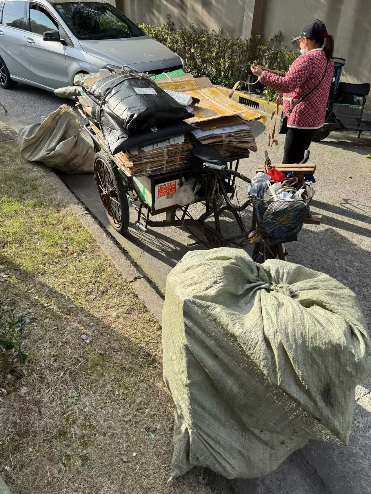 卖个废纸板把自个手机摔了 亏大发了 - 线报酷