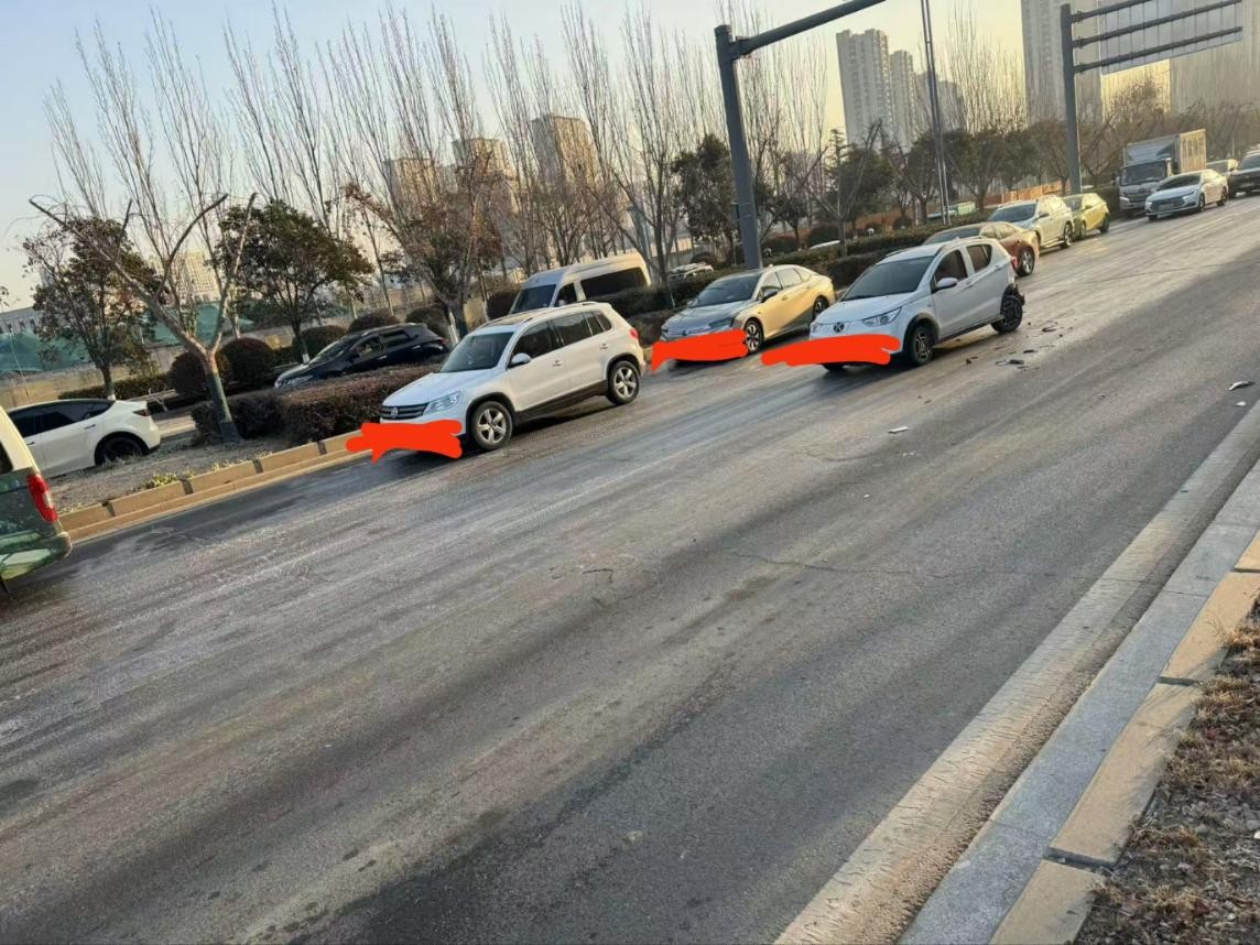 路滑交通事故，吧友分析一下 - 线报迷