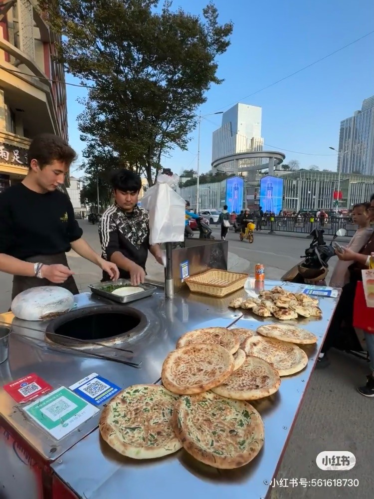 这新疆的大饼为什么烤好就赤裸裸放马路边上 - 线报迷