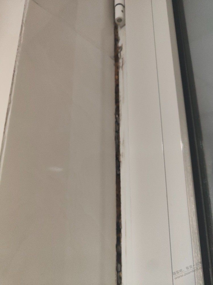 窗框跟墙面一道大裂缝，用什么堵比美观点，用发泡胶堵，还是用密封泥 - 线报迷