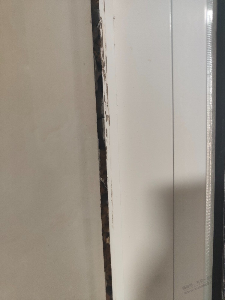 窗框跟墙面一道大裂缝，用什么堵比美观点，用发泡胶堵，还是用密封泥 - 线报迷