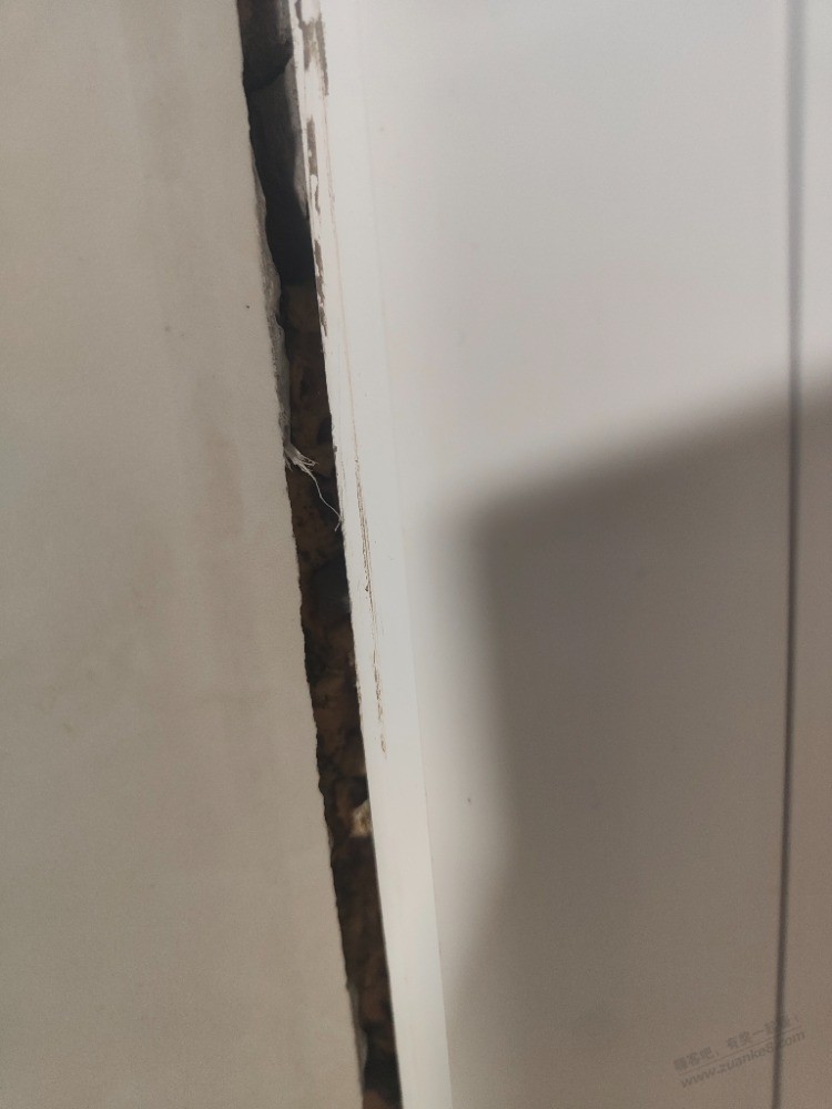 窗框跟墙面一道大裂缝，用什么堵比美观点，用发泡胶堵，还是用密封泥 - 线报迷